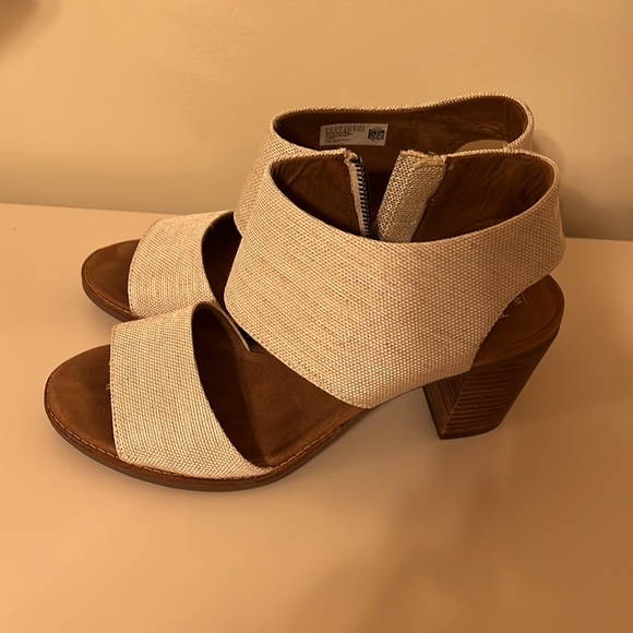 Tom’s wedge sandal. Brown and tan/cream. Size 10. Lightly worn - Picture 2 of 3